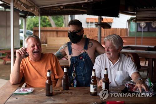 미국 텍사스주 휴스턴의 한 술집에서 손님들이 술을 마시고 있다. [AFP=연합뉴스 자료사진]