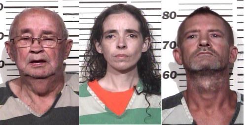 경찰에 체포된 의붓할아버지(왼쪽), 엄마(가운데), 계부(오른쪽) [미 테네시주 헨리 카운티 경찰이 공개한 사진·재판매 및 DB 금지]