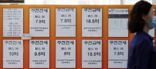 정부의 6·17 대책에 따라 토지거래허가구역으로 묶인 강남구와 송파구 일대의 아파트에서 전고점을 뛰어넘은 신고가 단지들이 속출하고 있다. 한 시민이 아파트 급매물 시세가 걸려 있는 부동산공인중개업소 앞을 지나가고 있다.<연합뉴스>