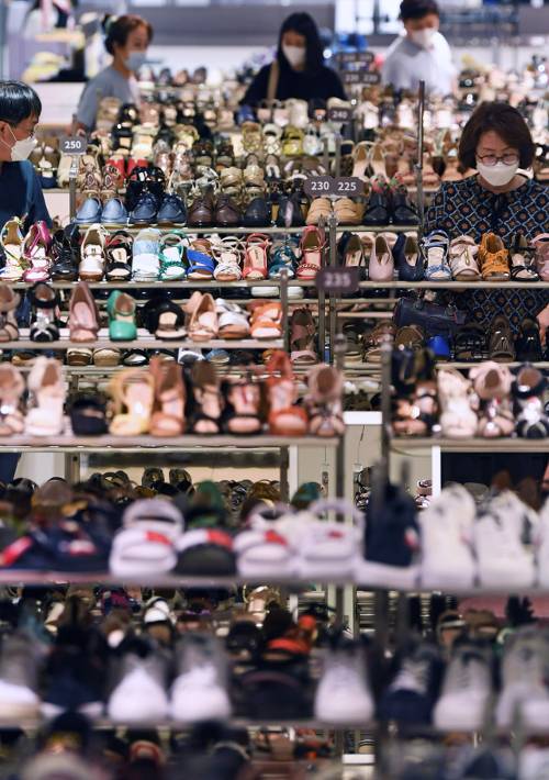 28일 서울 중구 롯데백화점 본점 ‘슈즈페어’ 기획전을 찾은 시민들이 신발을 살펴보고 있다. 이월상품을 최대 70%까지 할인 판매하는 이번 슈즈페어는 롯데백화점 전점 90여개의 슈즈 관련 브랜드 본매장에서 진행된다.