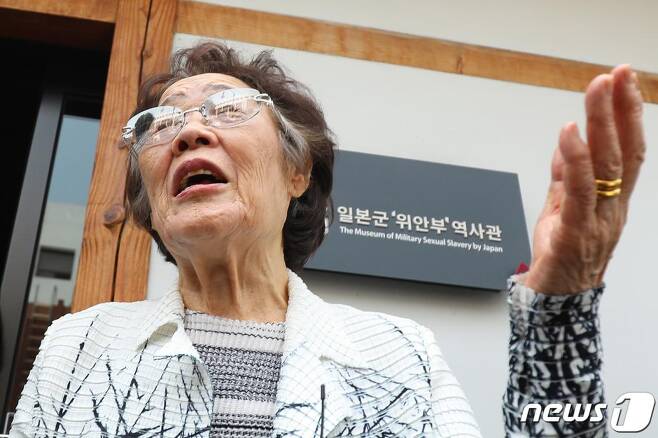 일본군 '위안부' 피해자 이용수 할머니가 6일 오전 대구 중구 서문로 희움 일본군 위안부 역사관에서 열린 '대구·경북 일본군 위안부 피해자 추모의 날' 행사를 마친 뒤 취재진과 만나 이야기 나누고 있다. /사진=뉴스1