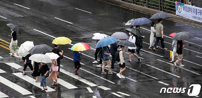 서울 광진구의 한 거리에서 시민들이 우산을 쓰고 발걸음을 옮기고 있다. 2020.6.24/뉴스1 © News1 이승배 기자