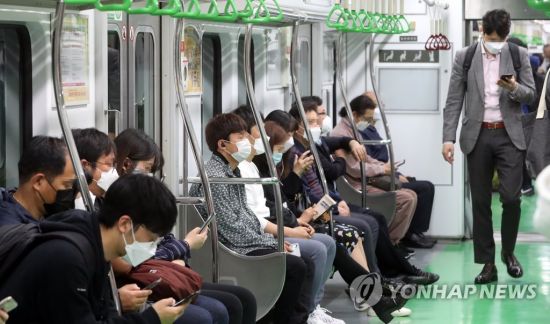 서울 지하철 2호선. 시민들이 마스크를 착용한 채 지하철에 탑승해 있다. [이미지출처=연합뉴스]