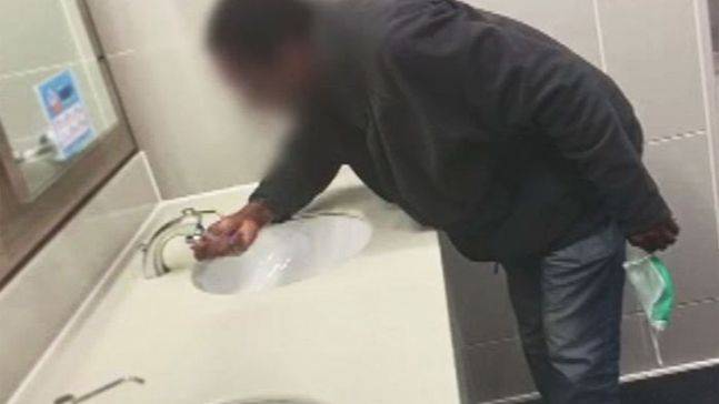 인천공항 난민 신청자 A씨가 화장실에서 씻는 모습