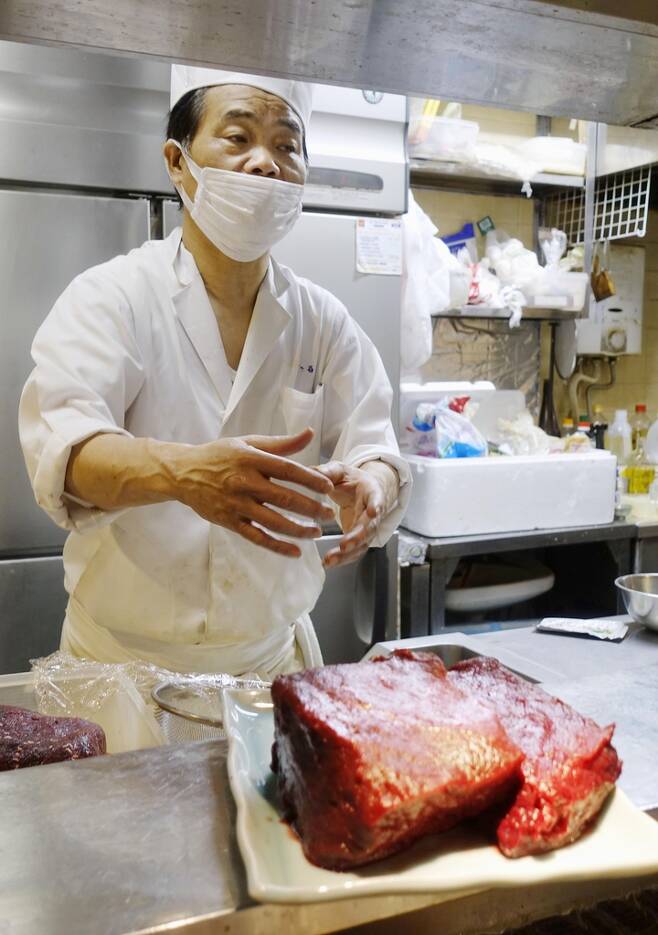 (도쿄 교도=연합뉴스) 22일 일본 도쿄의 한 음식점에서 운영자가 고래 고기에 관해 설명하고 있다. 상업 포경을 재개한 일본에서는 고래고기를 일본 고유의 음식 문화로 홍보하는 움직임이 활발하다. 2020.6.29
