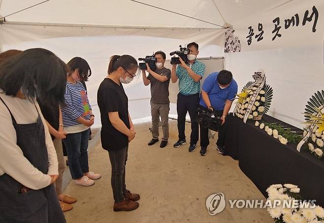 "좋은 곳에서 편히 쉬렴…" (천안=연합뉴스) 이은중 기자 = 5일 충남 천안 환서초등학교 교사들이 교내에 만들어진 추모공간에서 여행용 가방에 7시간 감금됐다가 숨진 아이의 넋을 위로하고 있다. 2020. 6. 5 jung@yna.co.kr