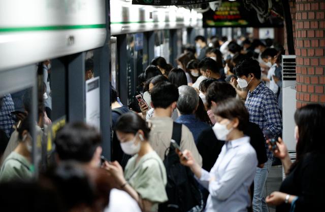 18일 오전 서울 중구 지하철 2호선 시청역에서 마스크 쓴 시민들이 지하철을 기다리고 있다. 뉴스1