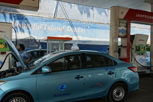독도 벽화가 그려진 자카르타 맘팡CNG충전소에서 택시 기사들이 가스를 충전하고 있다. 자카르타=고찬유 특파원