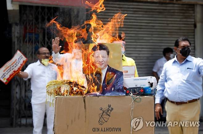 시진핑 사진 불태우는 인도 반중 시위대 (뉴델리 로이터=연합뉴스) 인도의 반중 시위대가 22일(현지시간) 뉴델리 거리에서 시진핑 중국 주석의 사진과 중국산 제품을 불태우고 있다. jsmoon@yna.co.kr