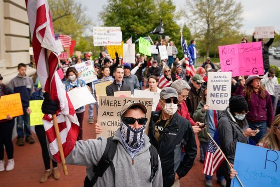 지난 4월 15일 미국 켄터키주 프랭크포트에서 수백 명의 시민들이 주민 이동을 제한하는 봉쇄 조치에 항의하며 시위를 벌이고 있다. [로이터=연합뉴스]