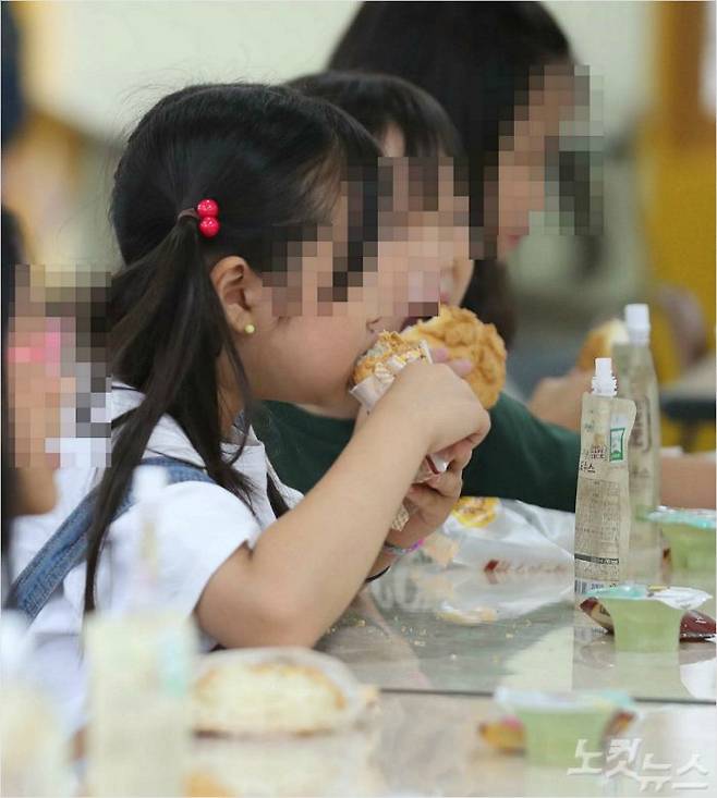 급식으로 나온 빵을 먹고 있는 어린이들. (사진=자료사진)