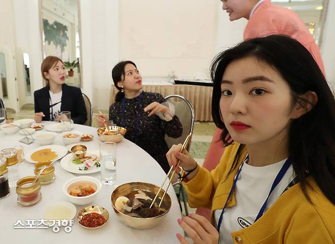 레드벨벳 멤버들이 2018년 4월 평양냉면 전문점 옥류관에서 평양냉면을 먹고 있다. 사진공동취재단