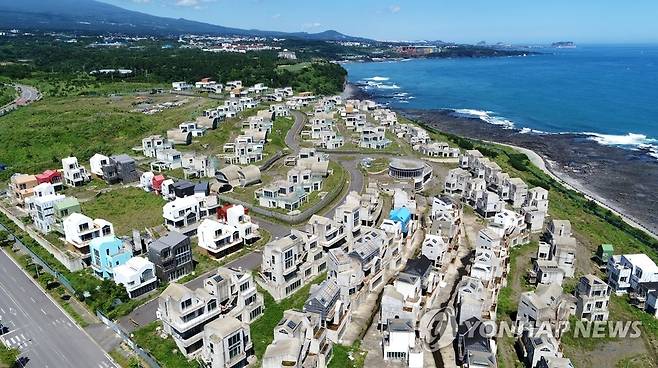 제주 예래휴양형주거단지 법적 분쟁 종결 (서귀포=연합뉴스) 박지호 기자 = 1일 제주국제자유도시개발센터(JDC)는 서귀포 예래휴양형주거단지 투자자인 말레이시아 버자야 그룹에 1천200억원을 배상하고 법적 분쟁을 종결키로 했다. 사진은 이날 오후 하늘에서 본 예래휴양형주거단지 공사 현장의 모습. 2020.7.1 jihopark@yna.co.kr