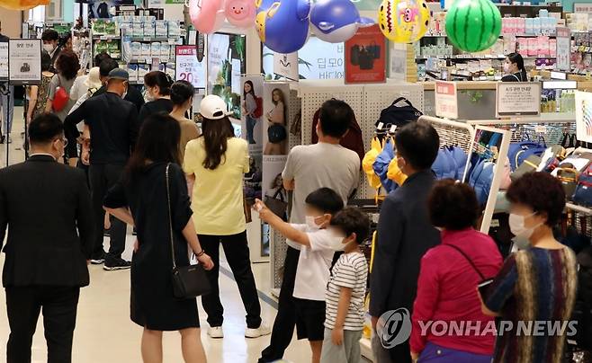 이마트 비말 차단용 마스크 판매, 줄 선 시민들 [연합뉴스 자료사진]
