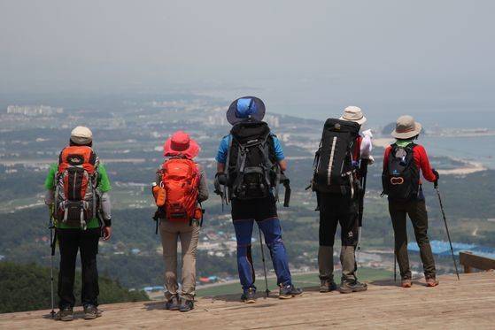 등산스틱은 무릎이 성치 않을 때 쓰는 지팡이가 아니다. 산을 오르 내릴 때 체력 부담을 덜어주고 부상을 방지해주는 요긴한 물건이다. 최승표 기자