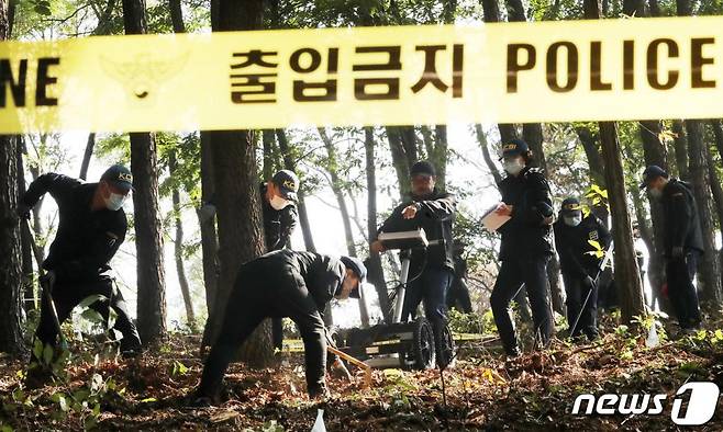 (화성=뉴스1) 조태형 기자 = 화성연쇄살인사건의 피의자 이춘재(56)가 자백한 '화성 초등생 실종사건'에 대한 시신찾기 수색작업이 시작된 1일 오후 경기도 화성시 병점동의 한 공원에서 경찰 관계자들이 지표투과레이더장비 등을 이용해 수색 작업을 하고 있다. 2019.11.1/뉴스1