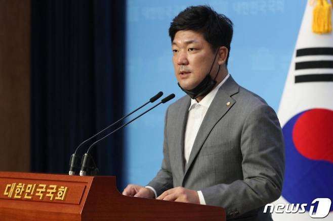 이용 미래통합당 의원이 1일 서울 여의도 국회에서 고 최숙현 선수 사망 사건 관련 기자회견을 하고 있다. /사진=뉴스1