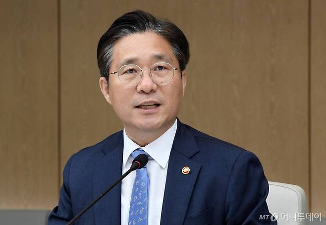 성윤모 산업통상자원부 장관이 6일 오전 서울 중구 대한상공회의소에서 열린 포스트 코로나 산업전략 대화(산업·기업 위기대응반 1차 회의)에서 모두 발언을 하고 있다. / 사진=김휘선 기자 hwijpg@
