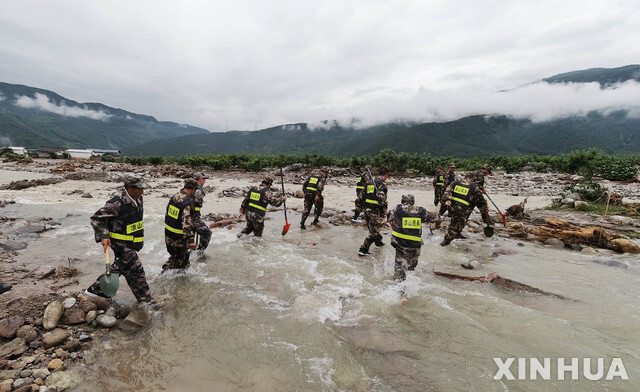 [이하이(중 쓰촨성)=신화/뉴시스]중국 쓰촨성 몐닝현에 폭우가 내려 28일(현지시간) 구조대원들이 몐닝현 이하이 시에서 구조 작업을 하고 있다. 이 폭우로 오후 4시 기준 12명이 숨지고 10명이 실종됐다고 현지 당국이 밝혔다. 2020.06.29.