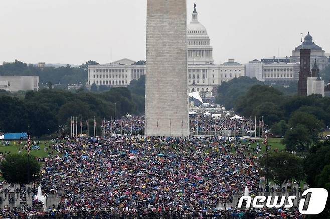 4일(현지시간) '미국에 대한 경례'로 이름 붙여진 독립기념일을 맞아 워싱턴 내셔널 몰에 시민들이 몰려있다./사진=AFP=뉴스1