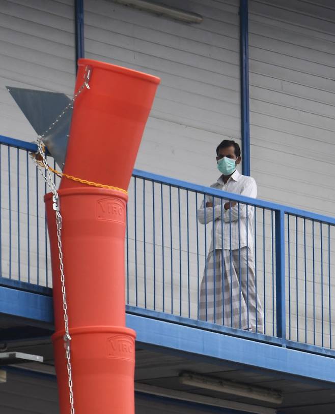 싱가포르에서 한 외국인 노동자가 마스크를 쓰고 있는 모습. (사진=AFP)