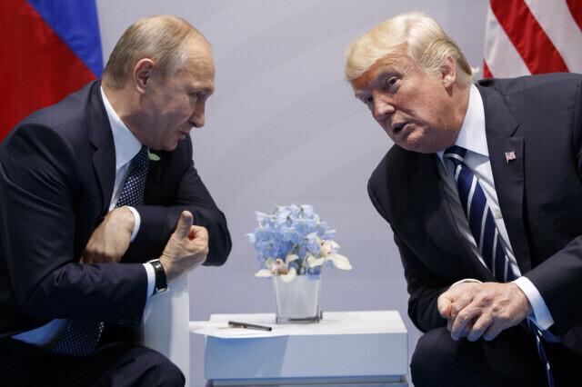 블라디미르 푸틴(왼쪽) 러시아 대통령과 도널드 트럼프 미국 대통령. 한겨레 자료사진