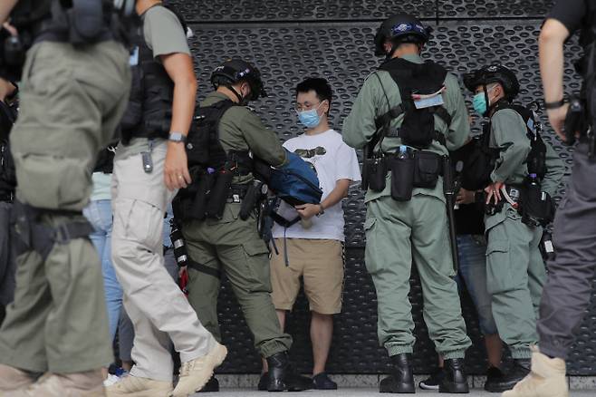 4일 홍콩의 미국대사관 앞에서 무장경찰이 행인을 검문검색하고 있다.  홍콩 | AP연합뉴스