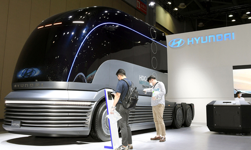 관람객들이 '수소모빌리티+쇼'에서 공개된 수소 전용 대형트럭 콘셉트카 'HDC-6 넵튠'을 살펴보는 모습. 현대기아차 제공