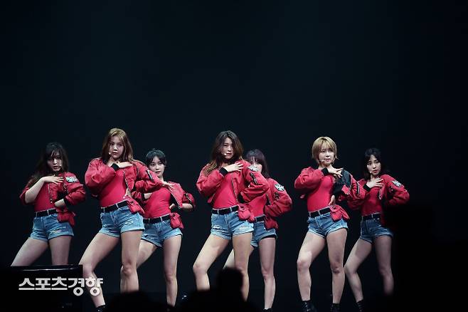 팀 내 리더 지민의 탈퇴와 함께 AOA 해체설까지 일자 FNC 엔터테인먼트 주가가 하락했다. 이선명 기자 57km@kyunghyang.com