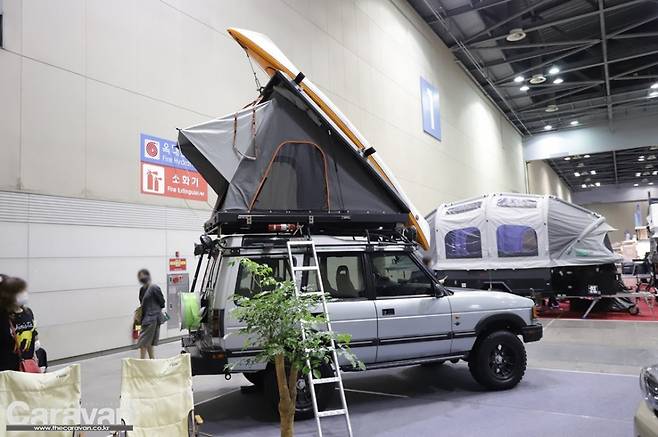 후면부 루프탑 텐트의 어닝을 펴면 훨씬 넓고 실용적인 모습으로 변신하게 된다