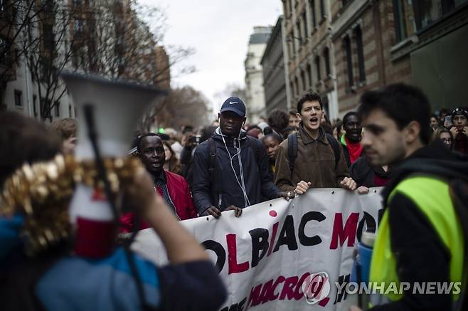 2018년 12월 프랑스 파리에서 대학생들이 정부의 외국 유학생 등록금 대폭 인상 방침에 반대하며 시위를 벌이고 있다. [EPA=연합뉴스 자료사진]