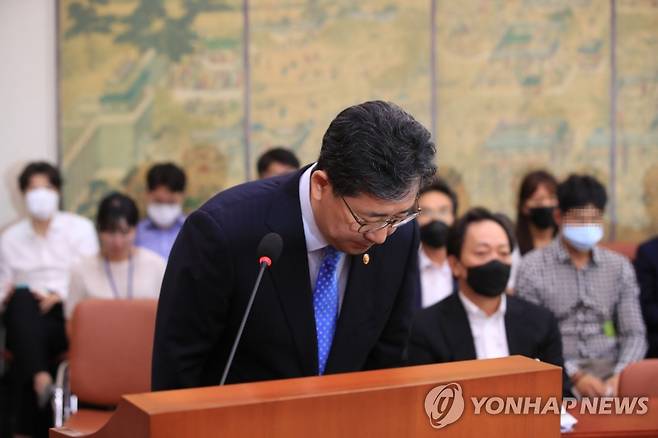 인사하는 박양우 문체부 장관 (서울=연합뉴스) 한종찬 기자 = 박양우 문화체육관광부 장관이 6일 오전 서울 여의도 국회에서 열린 문화체육관광위원회 전체회의에서 인사하고 있다. 2020.7.6 saba@yna.co.kr