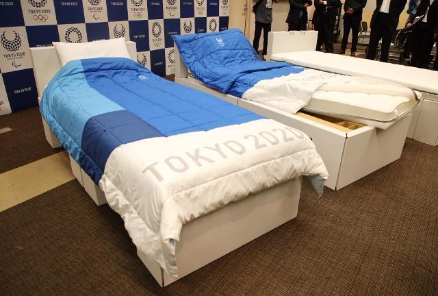 지난해 9월 24일 촬영한 사진으로 일본 도쿄에서 2020 도쿄욜림픽ㆍ 패럴림픽 조직위원회가 선수촌에 마련될 골판지로 만든 침대를 공개되고 있다. 도쿄=AFP 연합뉴스
