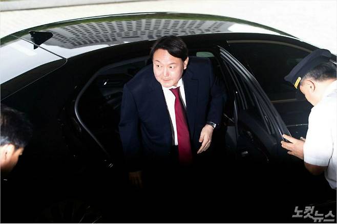 윤석열 검찰총장이 차에서 내리고 있다. (사진=박종민 기자/자료사진)