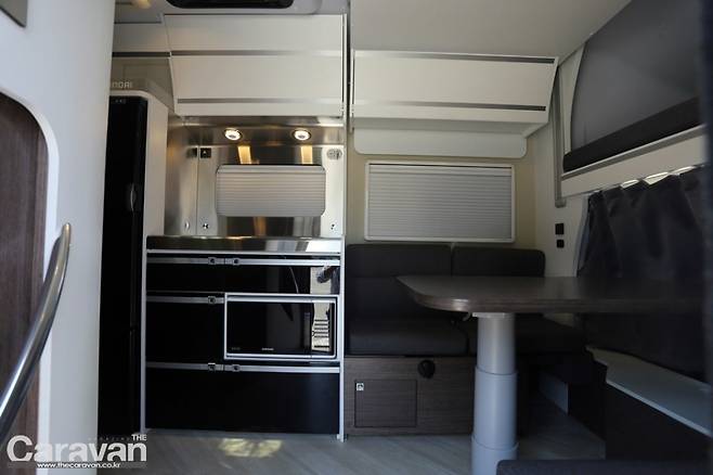 출입구에서 바라본 포레스트 디럭스 모델의 실내