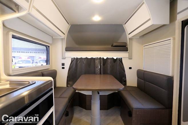 전면부의 모습, 소파 하단의 폴딩 시트를 올리면 4인 탑승이 가능해 4인 가족을 위한 움직이는 집으로 변환된다