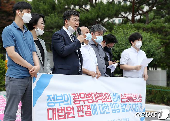 김남근 전 민변 부회장이 9일 서울 서초구 대법원 동문 앞에서 광우병감시행동, 참여연대, 한국진보연대 주최로 열린 정부의 광우병대책회의 상대 손해배상소송 관련 대법원 판결에 대한 입장 발표 기자회견에서 모두발언을 하고 있다. 2020.7.9/뉴스1 © News1 김진환 기자