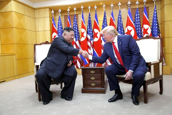 도널드 트럼프 미국 대통령이 지난해 6월 30일 판문점 자유의 집에서 김정은 북한 국무위원장과 환담하고 있다. 트럼프 대통령은
