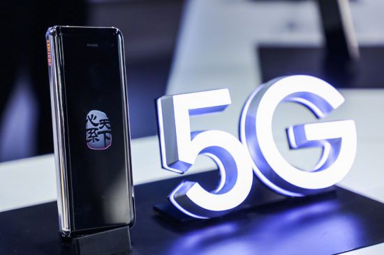 지난 2019년 11월 19일(현지시간) 삼성전자가 중국에서 공개한 갤럭시 폴드 5G 모델. 삼성전자 중국 시나닷컴 마이크로블로그 캡처.