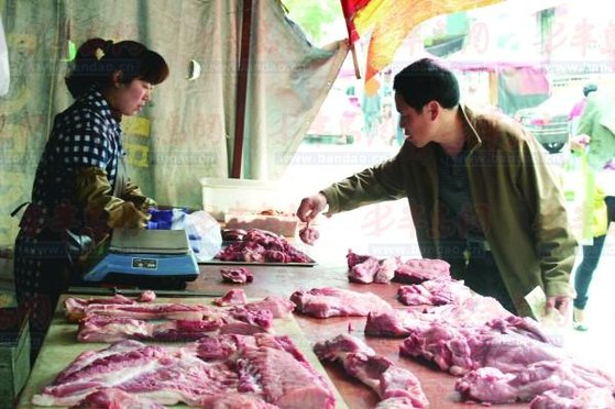 중국인의 식탁에서 빼놓을 수 없는 돼지고기 가격이 코로나바이러스 여파로 수입이 금지되면서 폭등하고 있다. [중국 콰이바오 캡처]