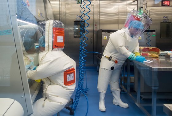 중국 우한 바이러스연구소 연구원들이 실험을 진행하고 있는 모습. AFP=연합
