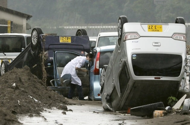 일본 규슈 지역에 내련 홍수로 차가 뒤집힌 모습 [사진=EPA 연합뉴스]