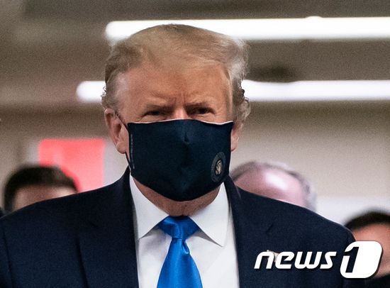 11일(현지시간) 도널드 트럼프 미국 대통령이 처음으로 마스크를 쓴 모습으로 월터 리드 국립군사의료원을 방문했다. © AFP=뉴스1