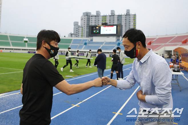 강원 김병수 감독(왼쪽)과 광주 박진섭 감독. 사진제공=한국프로축구연맹