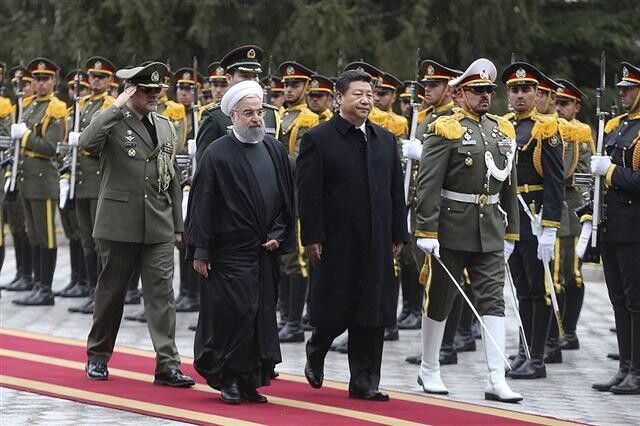 2016년 1월23일, 이란을 방문한 시진핑(오른쪽) 중국 국가주석이 테헤란에서 하산 로하니(왼쪽) 이란 대통령과 함께 의장대 사열을 하고 있다. 한겨레 자료사진