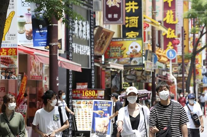 일본 요코하마 차이나타운에서 신종 코로나바이러스 감염증(코로나19) 예방을 위해 마스크를 쓴 사람들이 걷고 있다. [도쿄=AP/뉴시스]