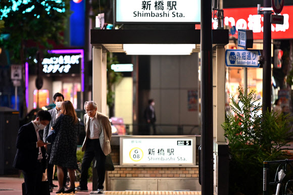 8일 밤 일본 도쿄 신바시역 근처. 신바시는 인근에 회사들이 많아 직장인들이 퇴근 후 삼삼오오 모여 저녁식사와 술을 하는 곳으로 작은 음식점들이 밀집된 지역이다. 2020.6.8 AFP 연합뉴스