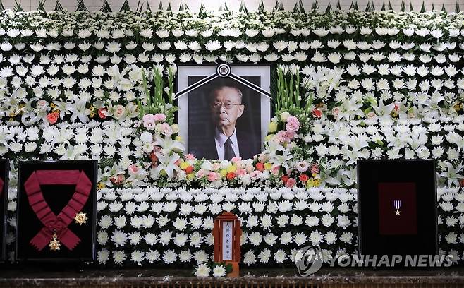 백선엽 장군 향년 100세 나이로 별세 (서울=연합뉴스) 김인철 기자 = 11일 오후 서울 송파구 서울아산병원 장례식장에 고 백선엽 장군의 빈소가 마련돼 있다. 2020.7.11 yatoya@yna.co.kr