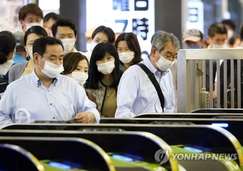 (도쿄 EPA=연합뉴스) 10일 일본 도쿄도(東京都) 신주쿠(新宿)역에서 마스크를 쓴 사람들이 개찰구를 통과하고 있다.