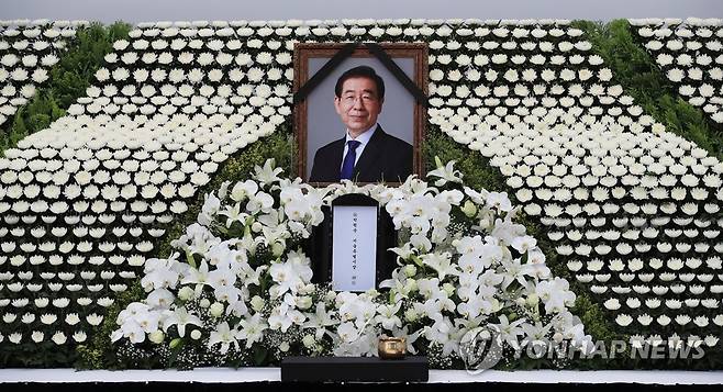 서울시청 앞에 마련된 고 박원순 서울특별시장 분향소 (서울=연합뉴스) 김인철 기자 = 11일 오전 서울시청 앞에 고 박원순 서울특별시장 분향소가 마련돼 있다. 2020.7.11 yatoya@yna.co.kr